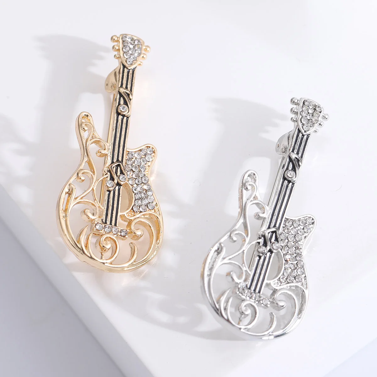 

Dmari Women Brooch Punk Spirit Hollow-Out Guitar Brooch Pin Delicate Rhinestone Lapel Pin Luxury Jewelry Accessories