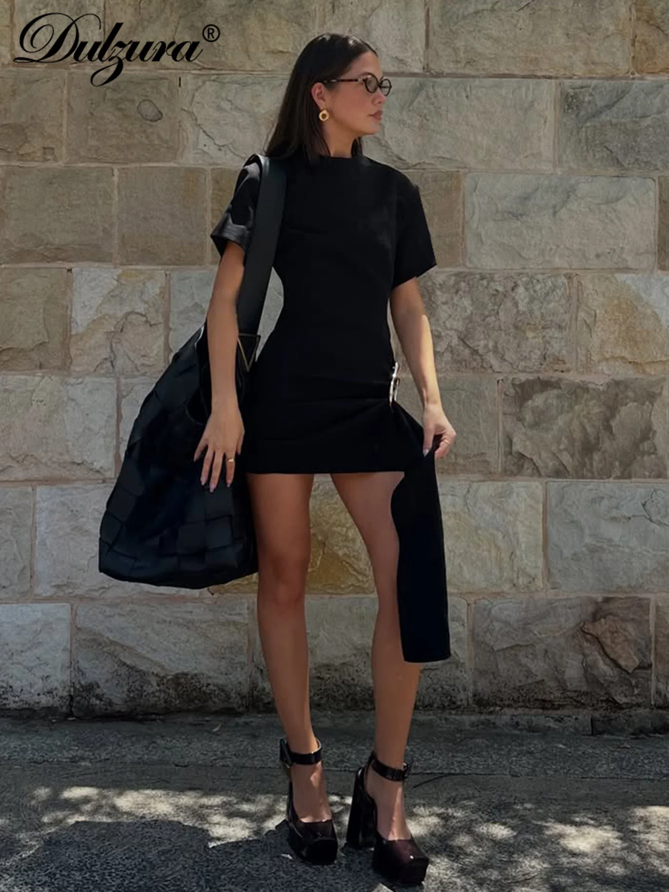 Robe courte moulante col rond boutons métal streetwear – Image 4