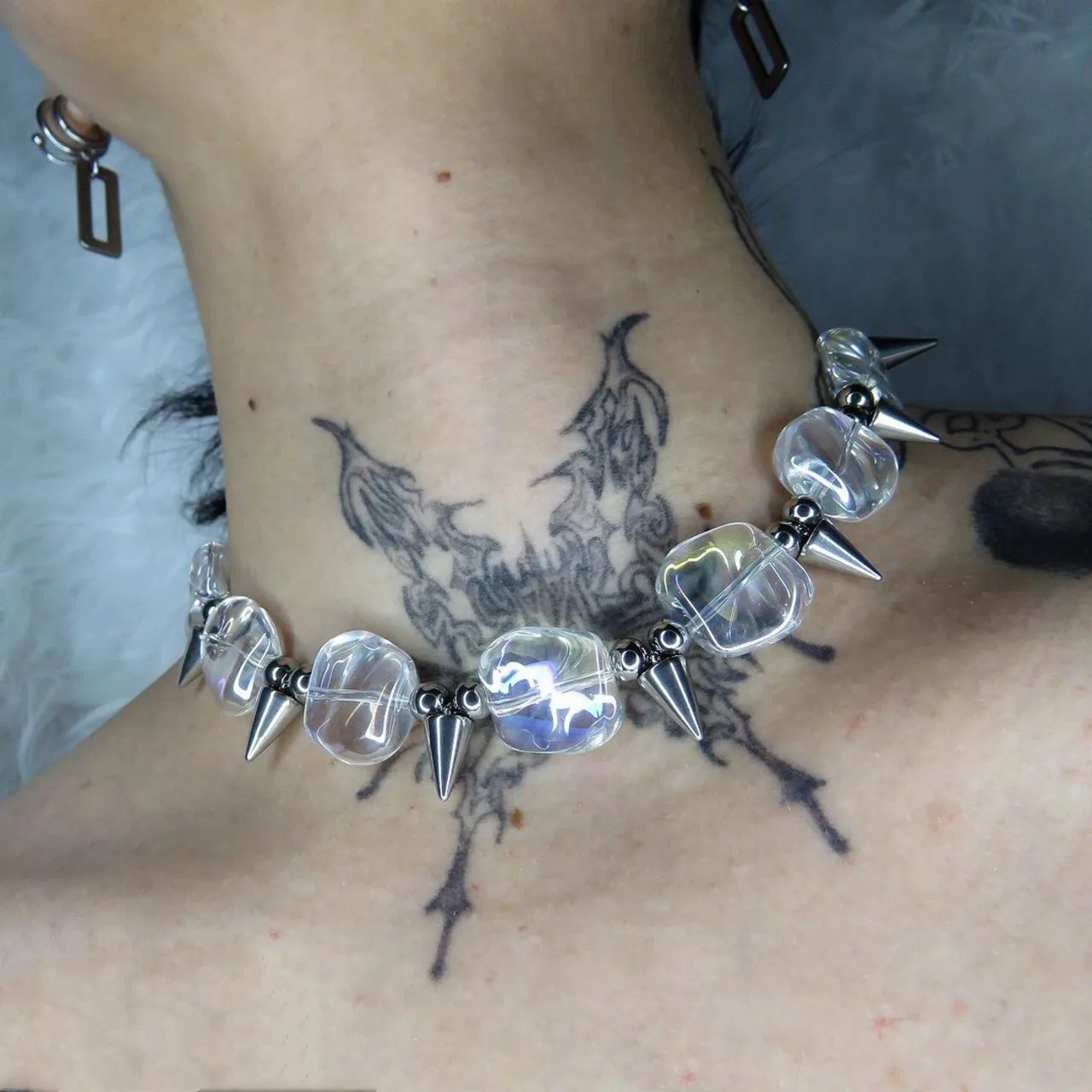 Collana con rivetti in stile punk alla moda femminile 2025 per donna/uomo, gioielli geometrici irregolari con borchie a spina dorsale, cubetti di ghiaccio in metallo trasparente, 2024_voghion.com