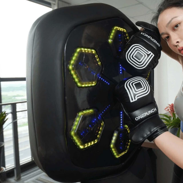 Cible murale avec gants de boxe, machine de boxe itude