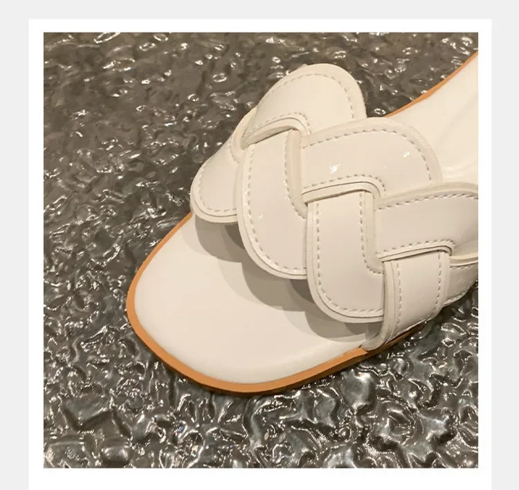 صيف 2025 جديد المرأة النعال الصيف ساحة تو حذاء مسطح المرأة نسخة واسعة النعال الصنادل في الهواء الطلق اليومية حذاء كاجوال