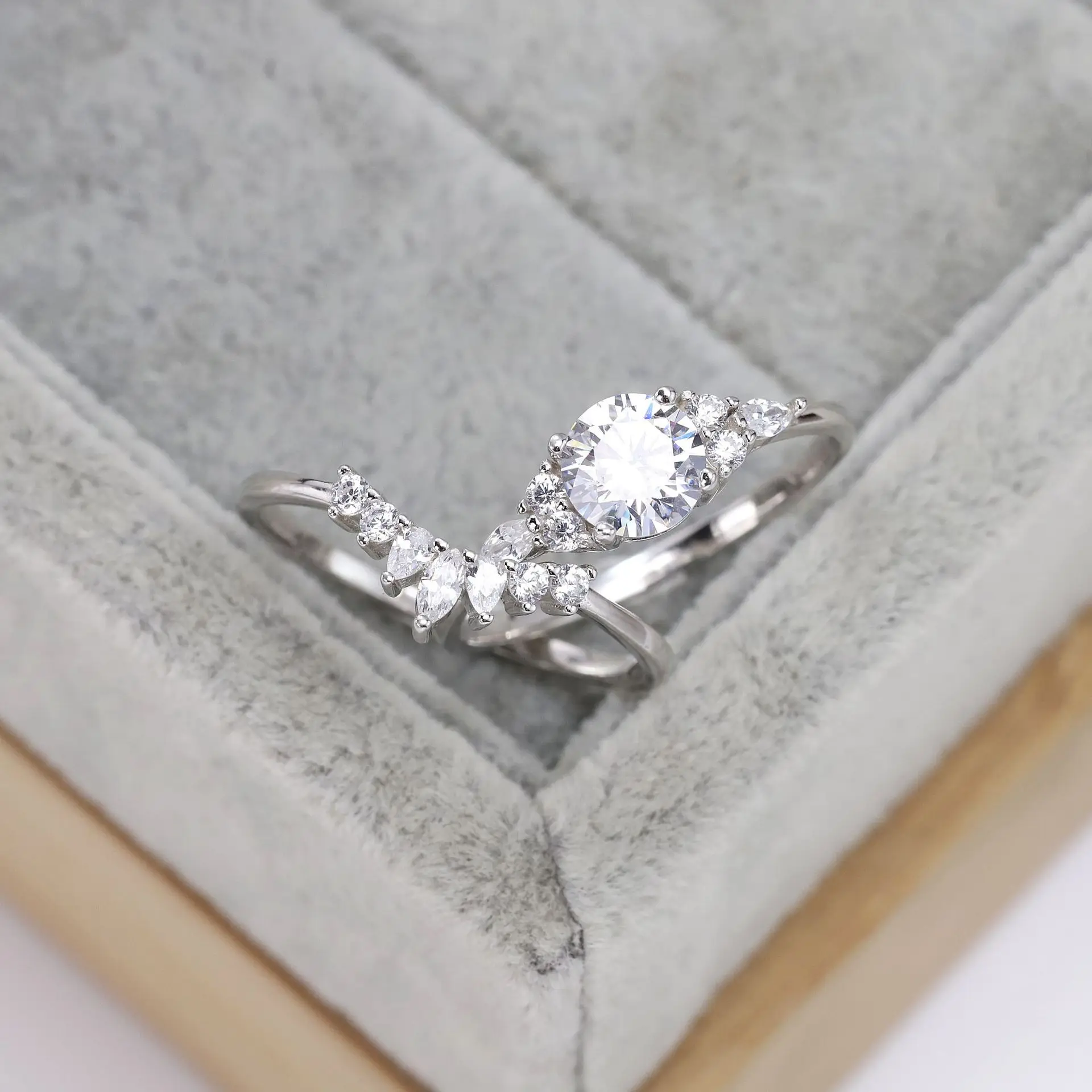 

Женское кольцо из серебра 925 пробы с бриллиантами