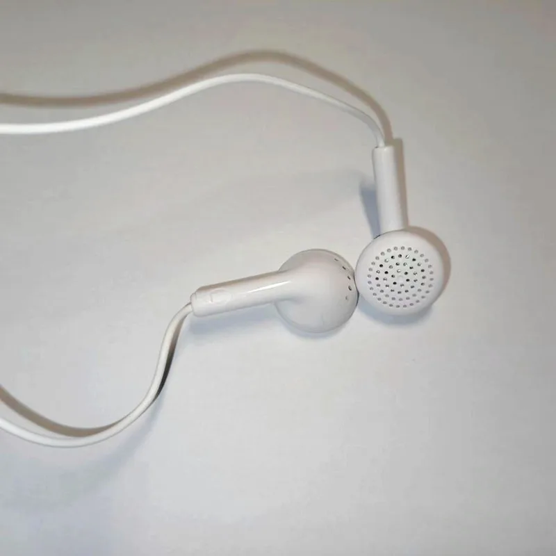de ouvido universal com microfone com fio