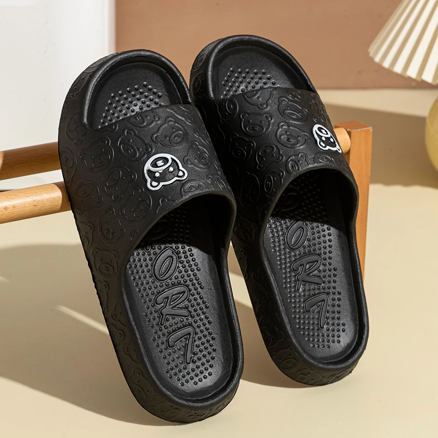 thumbnail image 1 of Zapatillas de moda de verano para hombre, sandalias con estampado de osito, baño interior, antideslizantes, suaves, zapatos informales para dormitorio para mujer, pareja, 1 of 4