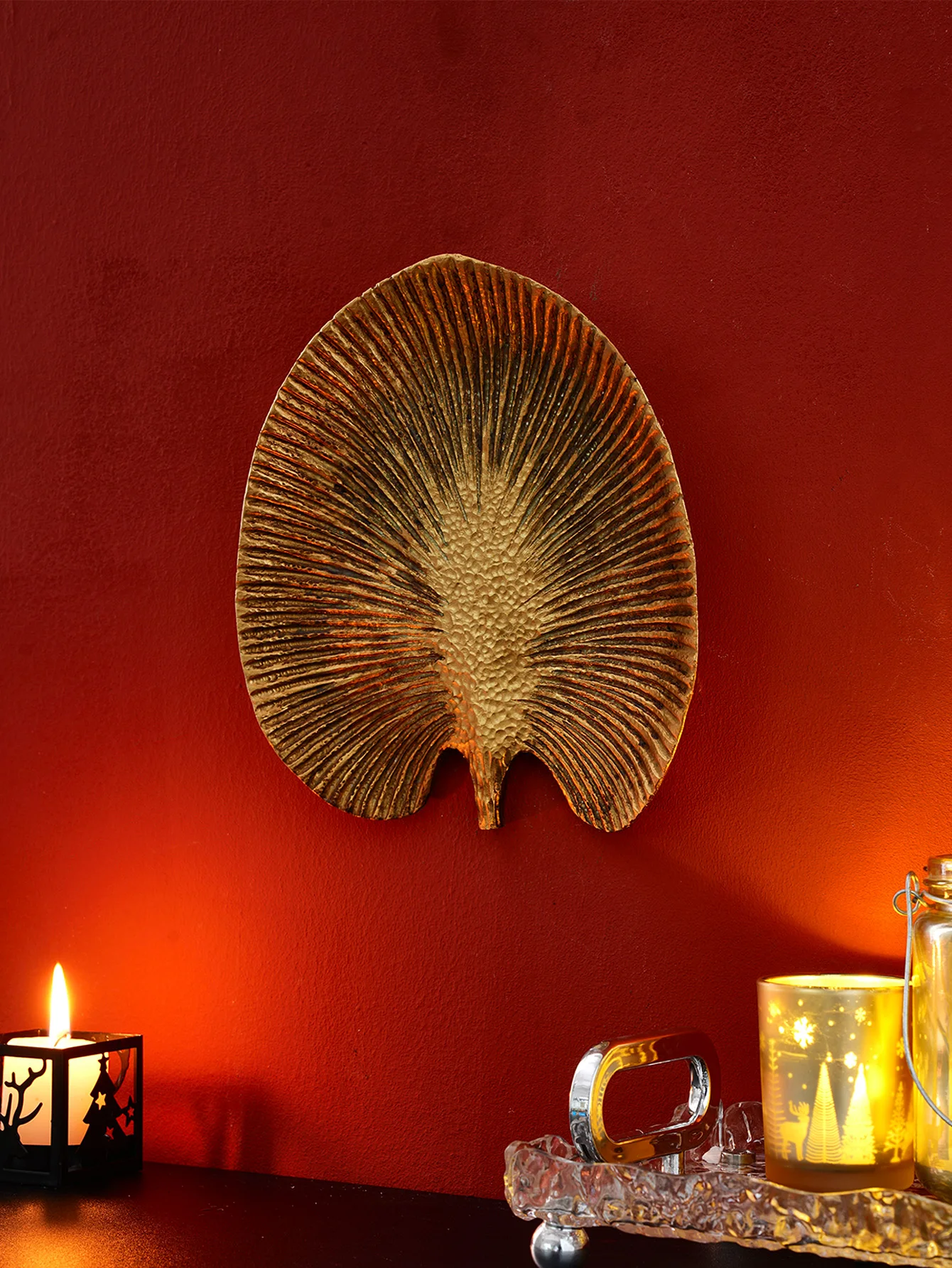 1PC, a European-style antique golden leaf-shaped pendant made of resin, suitable for home decoration and photography props