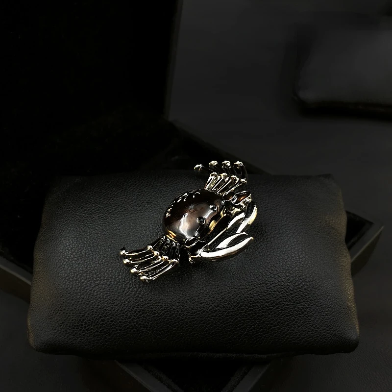 High-End Crab Brooch Men and Women Elegance Retro Corsage Accessories Suit Coat Enamel Pin Small Cute Animal Pins Jewelry Gifts