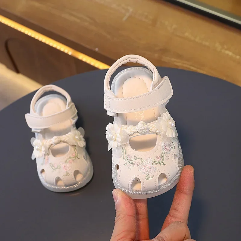 

Baby First Walkers 2024 Summer New Kids Cute Flower Princess Shoes for Party Wedding Girls Hollow Embroidered Sandals 0-2 Years