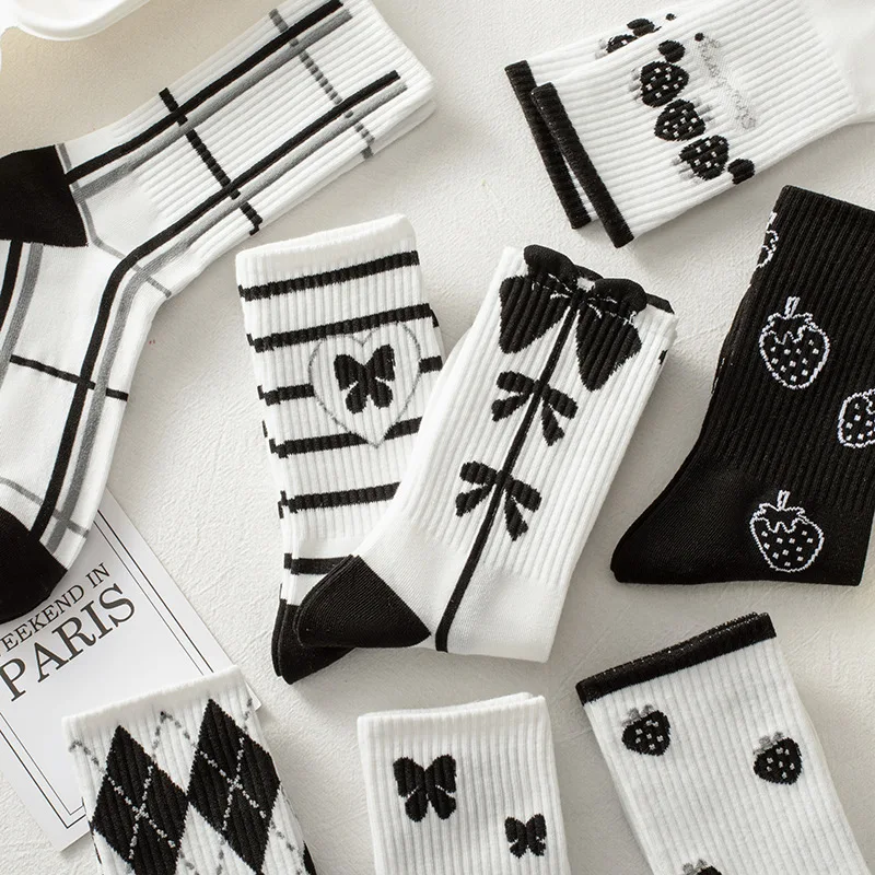 Women Socks Autumn Winter Black and White Strawberry Cotton Socks All-match Student Mid-tube Socks