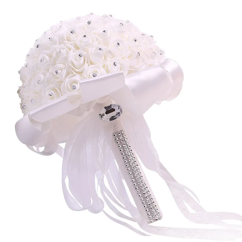 Un bouquet de mariage de roses blanches artificielles, une mariée tenant un bouquet de demoiselle d'honneur de fleurs artificielles et un bouquet de mariage