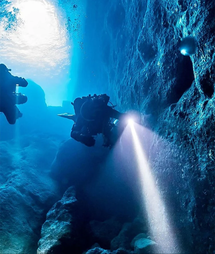 Description Picture 6 of itemNew XHP50LED Professional Diving Flashlight High Power Underwater 50M Dive Torch Scuba Diving Flashlights Fishing Hunting Lamp