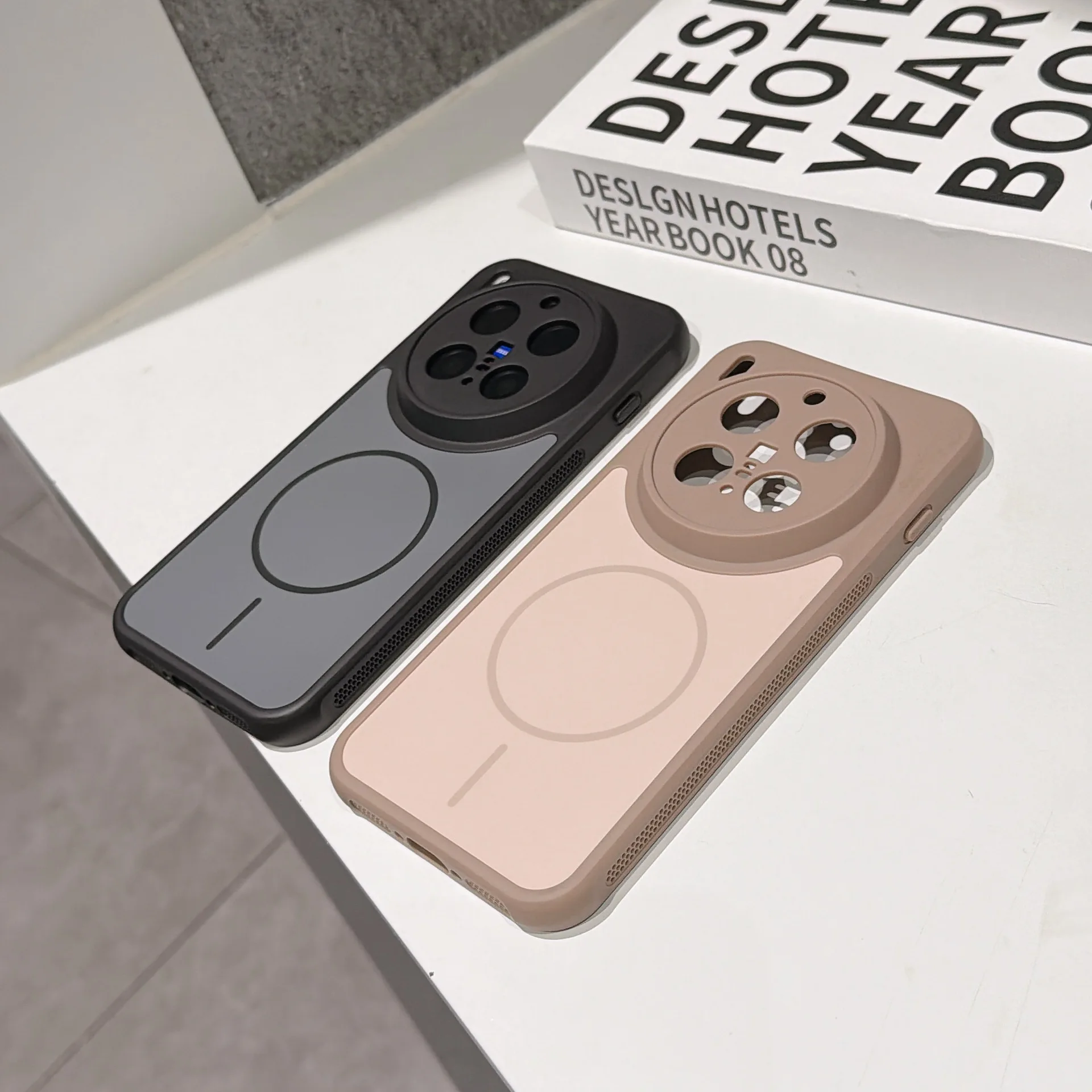 Magnetic Heat-Dissipating Soft Colorblock Velvet-Lined Phone Case