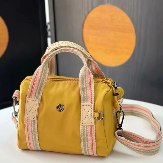 시니어 센스 핸드백: 현대적인 프로페셔널을 위한 필수품