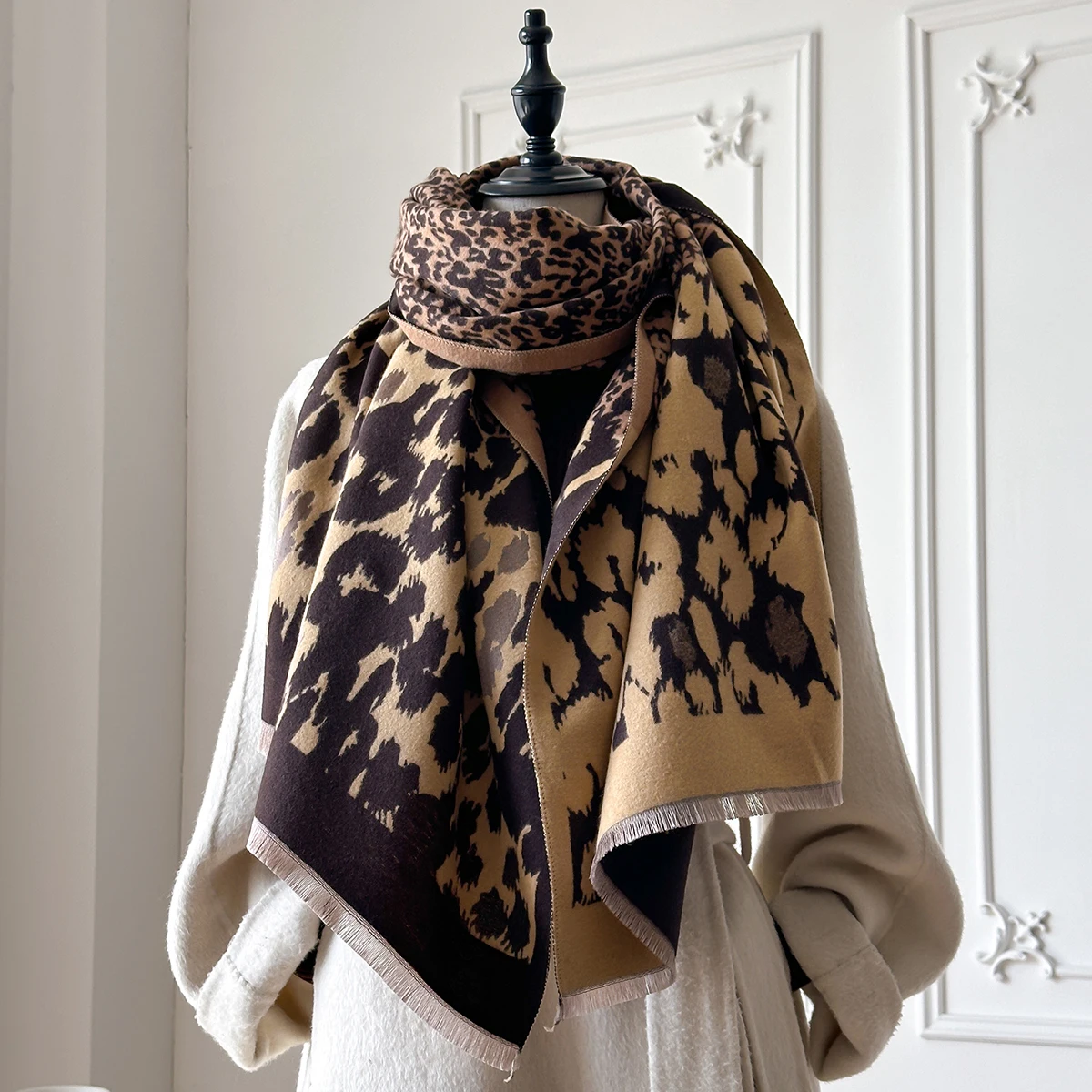 2025 Brand Elegance Two-Sided Leopard Print Scarf Soft Warm Fringe Pashmina Shawl Autumn and Winter Coldproof Windproof Blanket