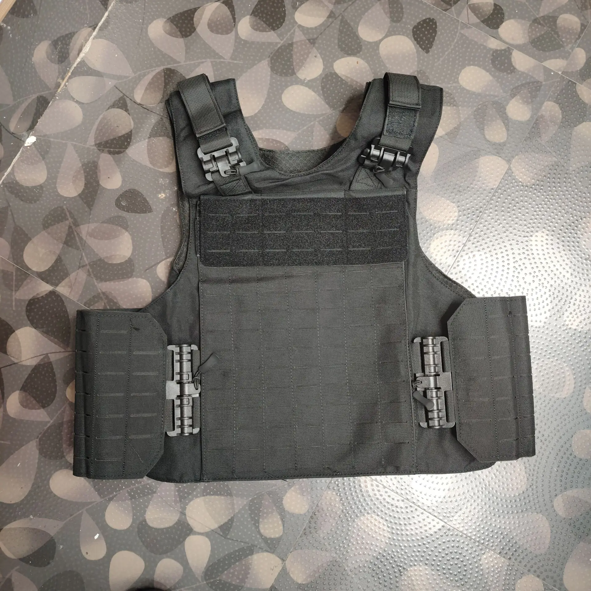 Gilet da caccia all'aperto Attrezzatura tattica leggera traspirante multifunzionale tagliata al laser