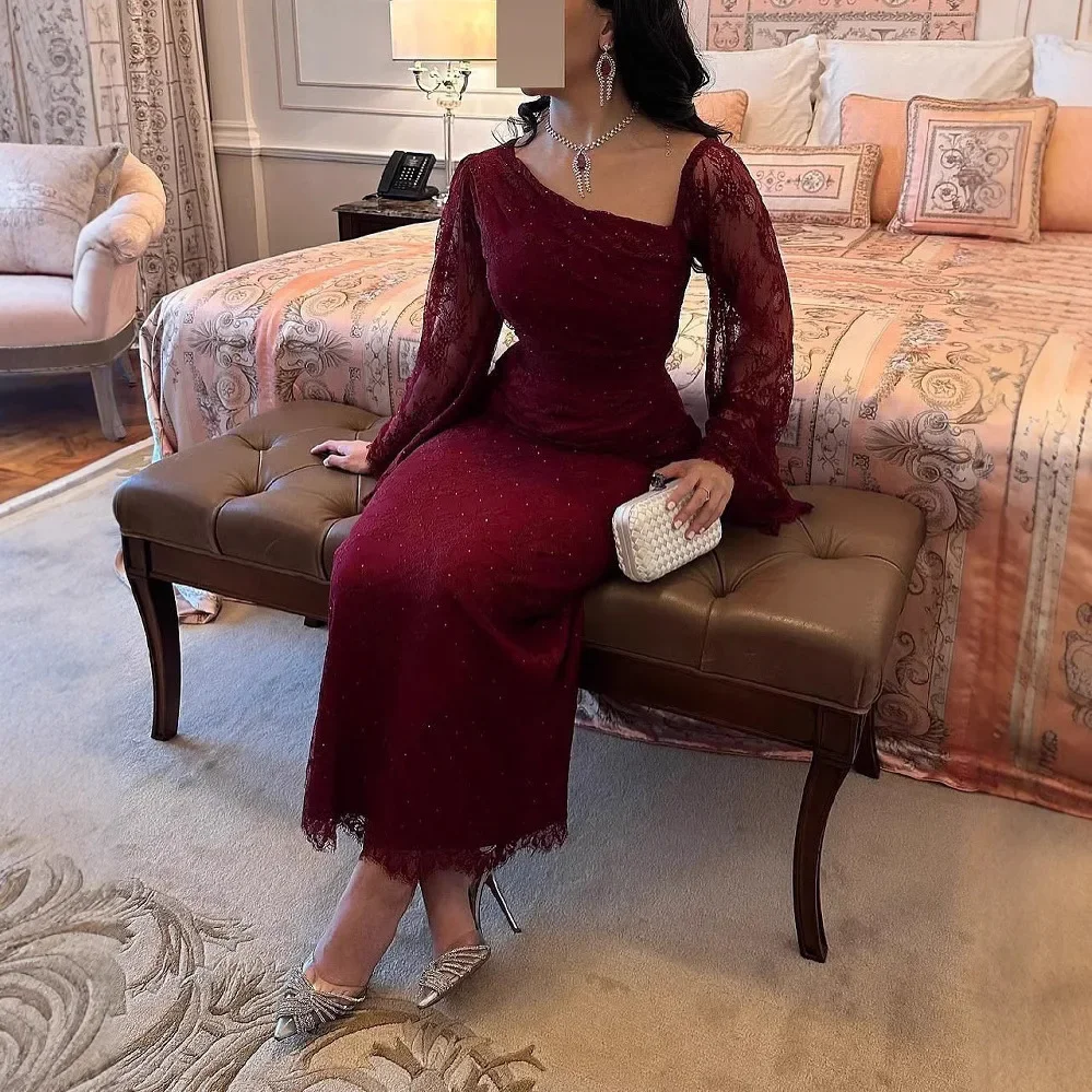 فستان سهرة أنيق من الدانتيل مع ترتر ملفوف حول الجس...