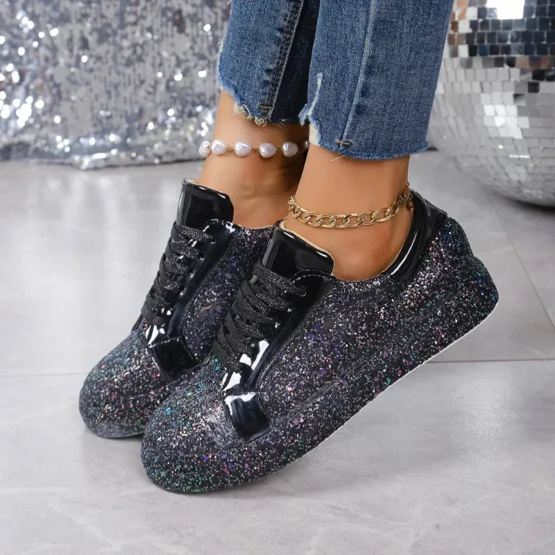 حذاء رياضي نسائي لامع