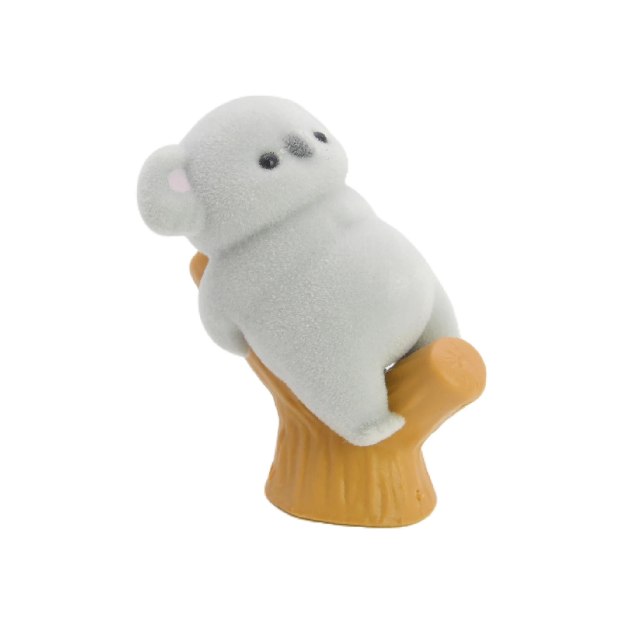 Yell Kapselspielzeug Niedliche Kawaii Flockige Graue Baby-Koala-Figur am Baum, Beinspreizend Sitzend, Blick auf Dich Richtend, Schlafende Tierfiguren – Detail 3