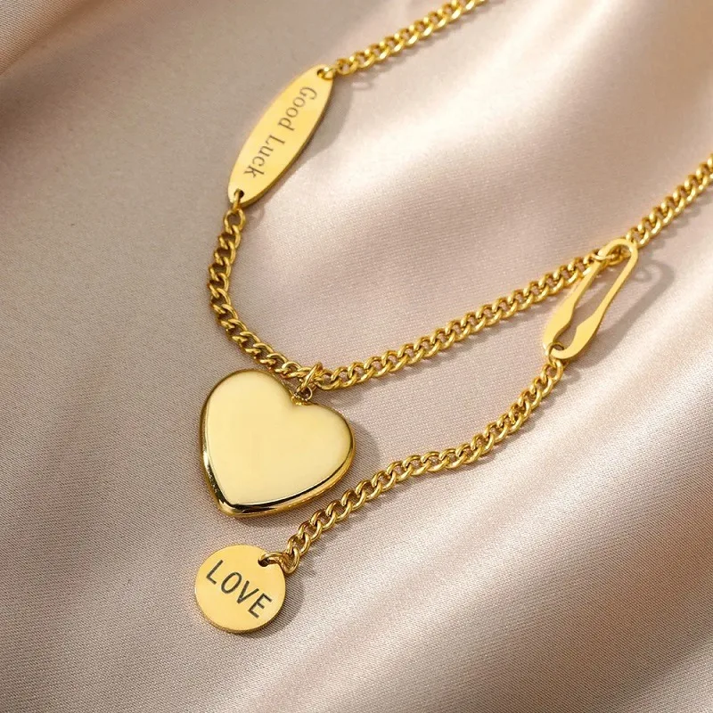 Lucir un Collar Choker Dorado Según la Moda 2025