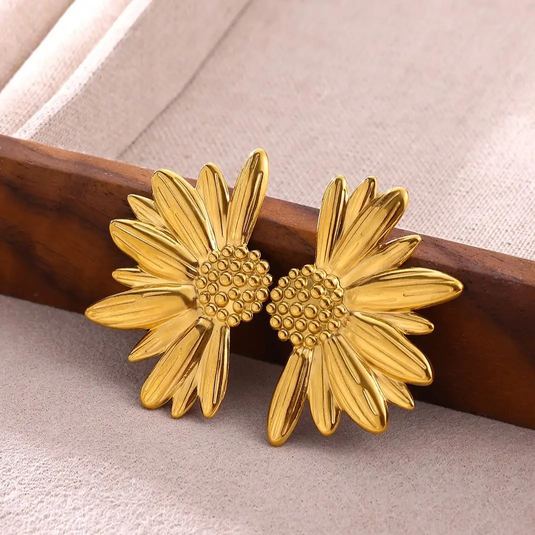 Vintage Daisy Flower Earrings Gold Stud
