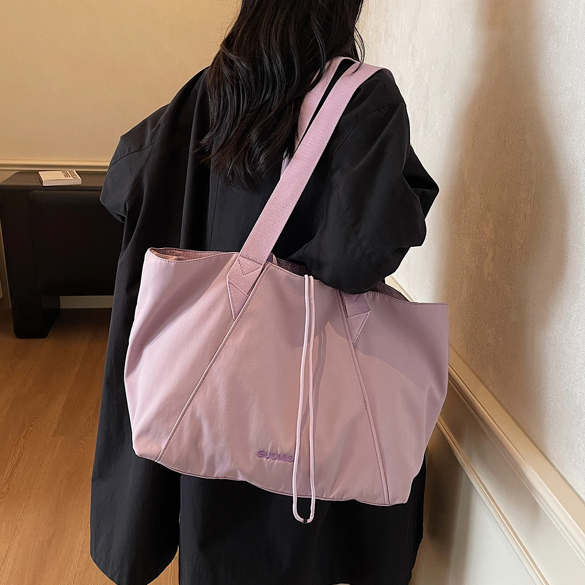 Simple and Versatile Drawstring Tote Bag for Women, Large Capacity Handbag, Crossbody Commuter Bag with Inner Lining, New Niche Shoulder Bag for Students Attending Classes