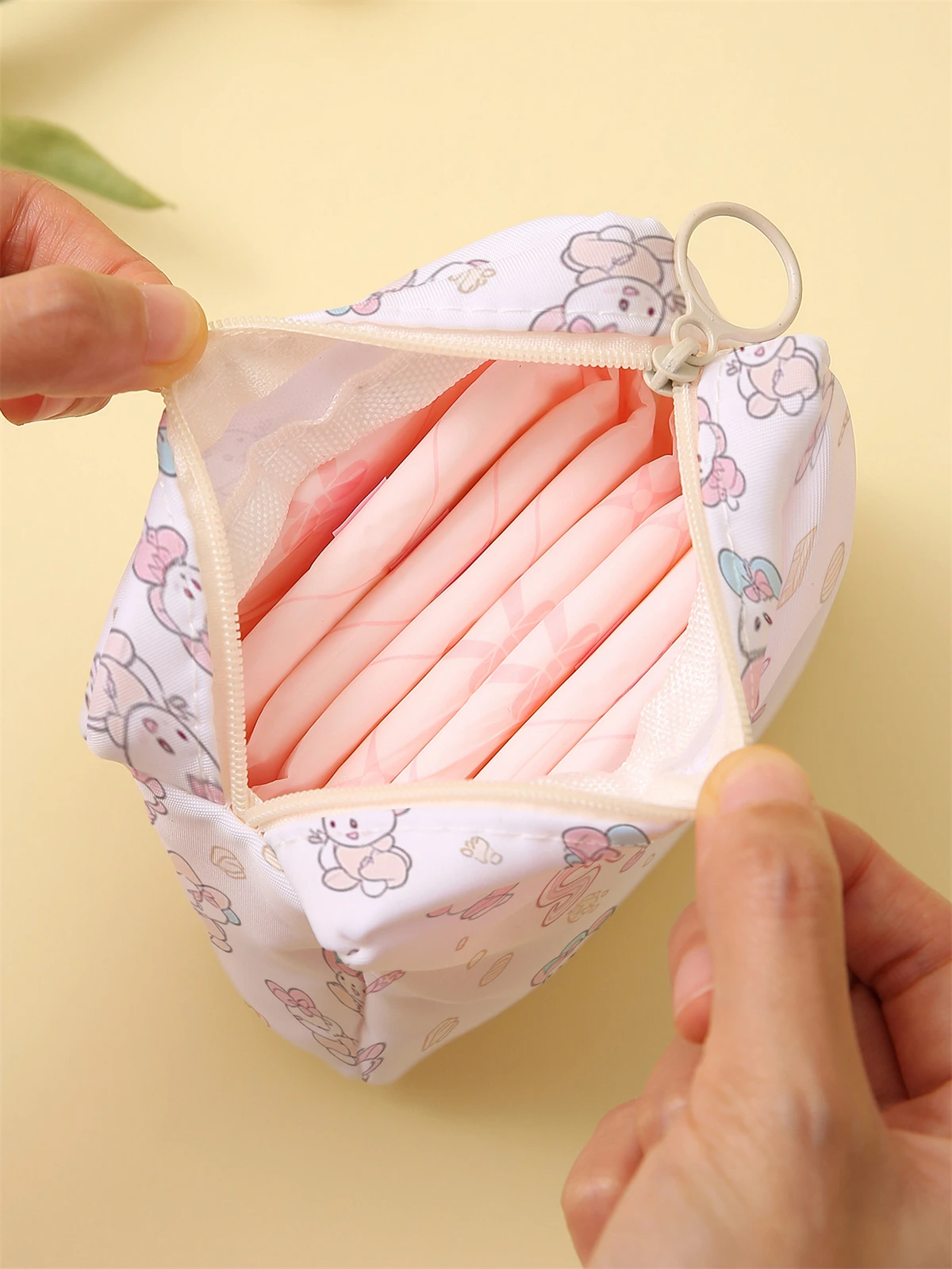 Cartoon printed sanitary napkin storage bag, women's lightweight tissue bag, sanitary tissue bag