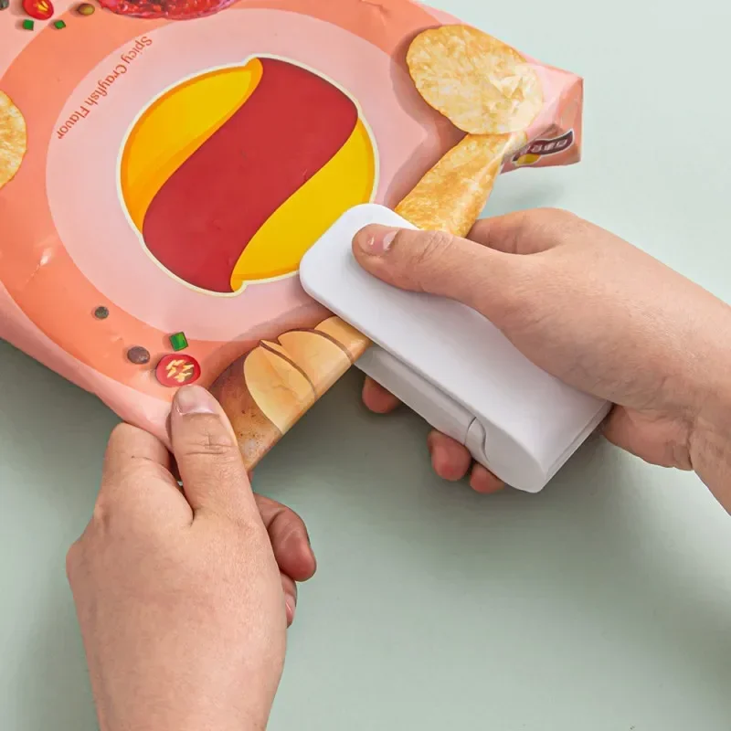 Snack sealing machine Mini plastic sealing machine Packaging household plastic bags Food preservation vacuum sealing machine