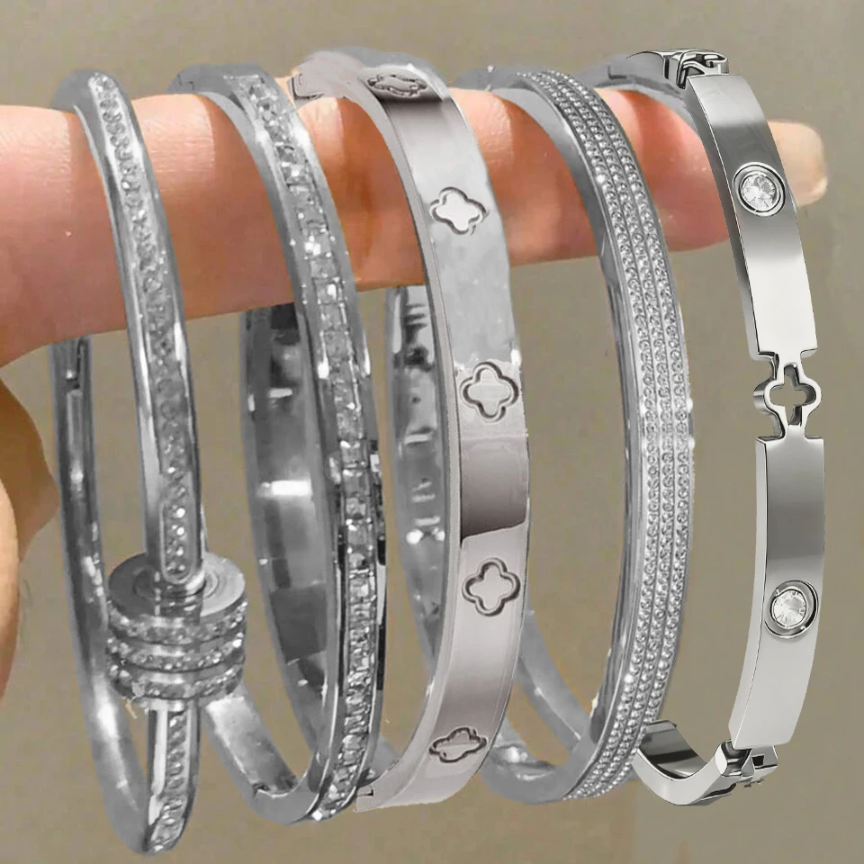 طقم أساور ذهبية فاخرة بتصاميم متنوعة