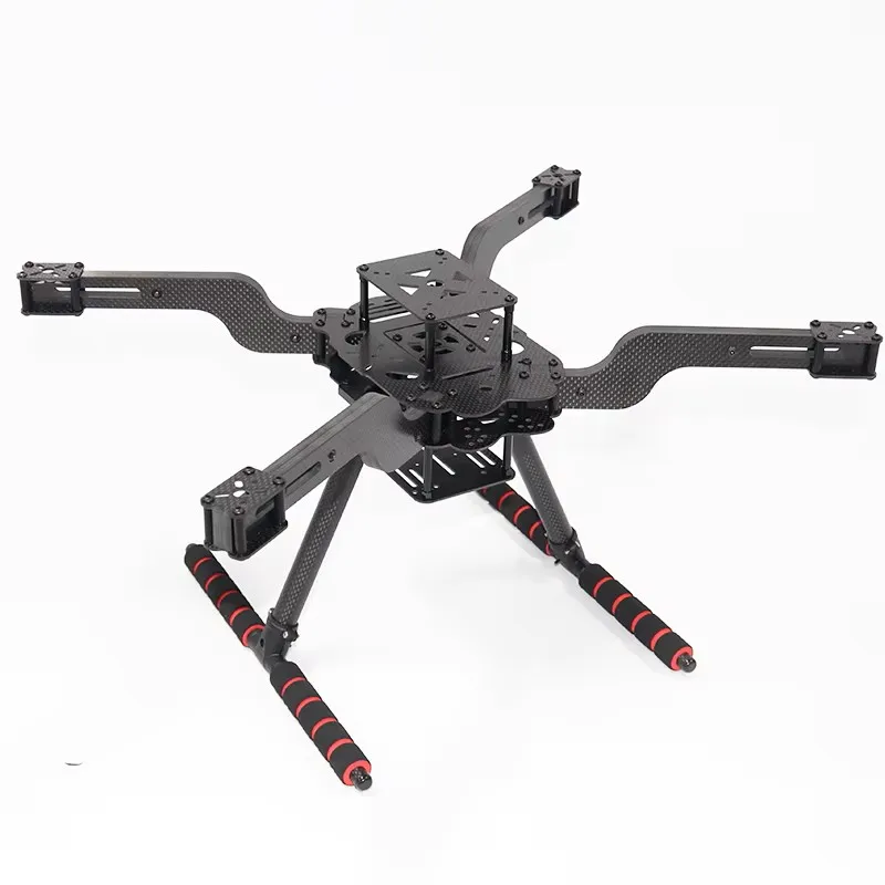 Cadre drone course FPV 7 pouces en fibre de carbone Fly350 350mm incliné, montrant l'épaisseur du carbone et la quille de protection.
