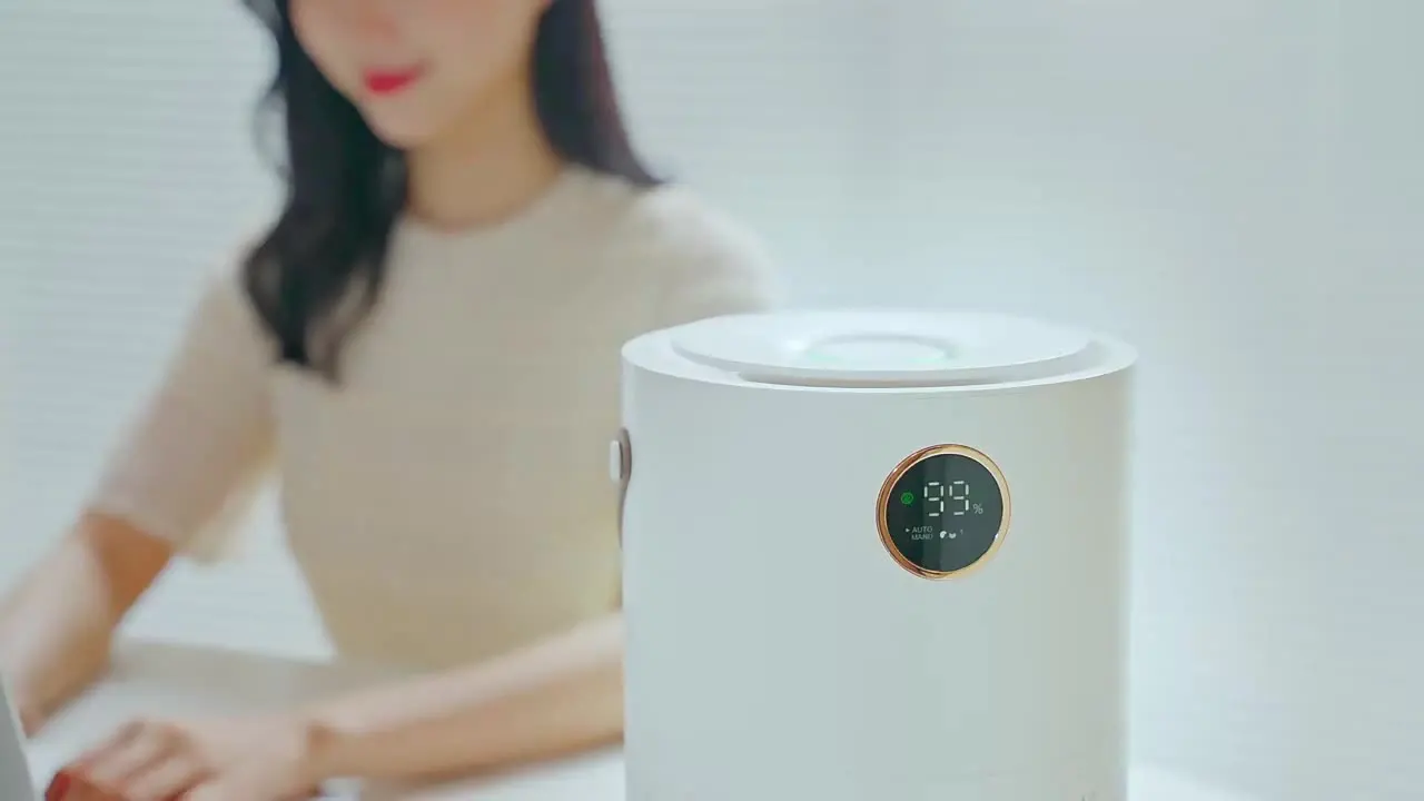 Détail du filtre HEPA et charbon actif du purificateur d'air portable AP08, montrant les couches de filtration.