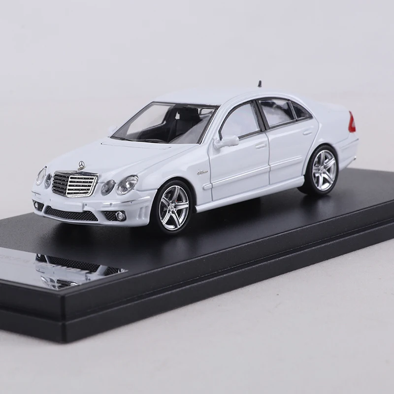 킹 모델 1:64 E63 AMG W211 다이캐스트 합금 시뮬레이션 자동차 모델 장난감 수집 전시품
