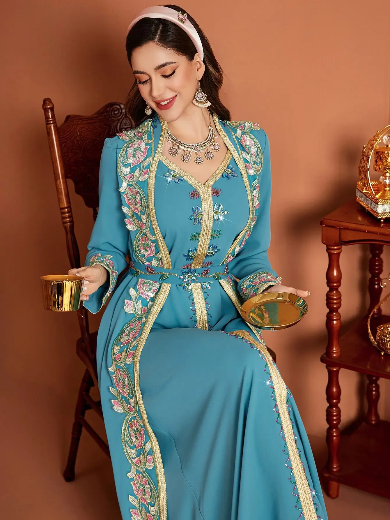 جلابية سماوية بتطريز فاخر وحزام