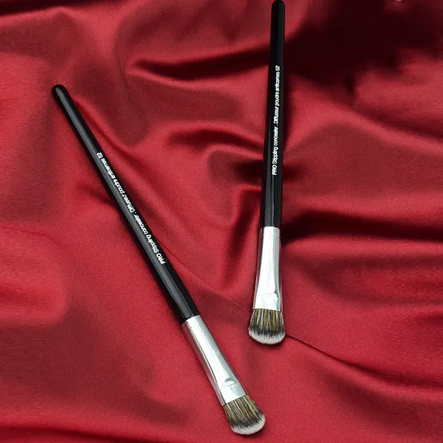 1pcs Concealer Brush With Wooden Handle Facial Concealer Cream Applicator Nose Contouring Makeup Brush Multi-use Makeup Tool