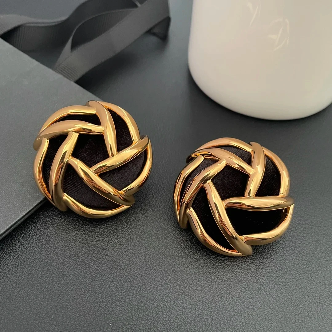 

Fashion Famous Brand Black Velvet Gold Large Round Flower Ear Clip Earrings Women Top Quality Luxury Jewelry Designer Trend