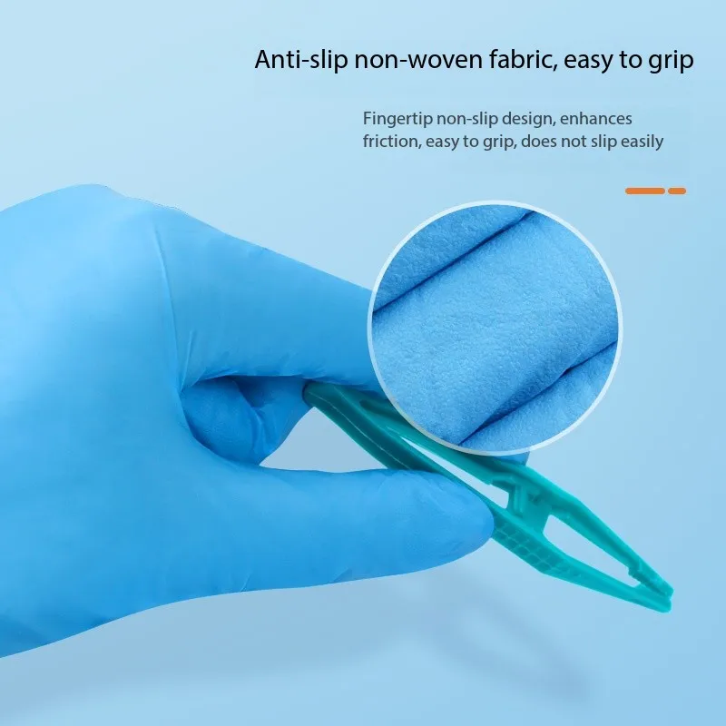 Gants nitrile jetables taille L, gros plan sur la texture et le poignet.