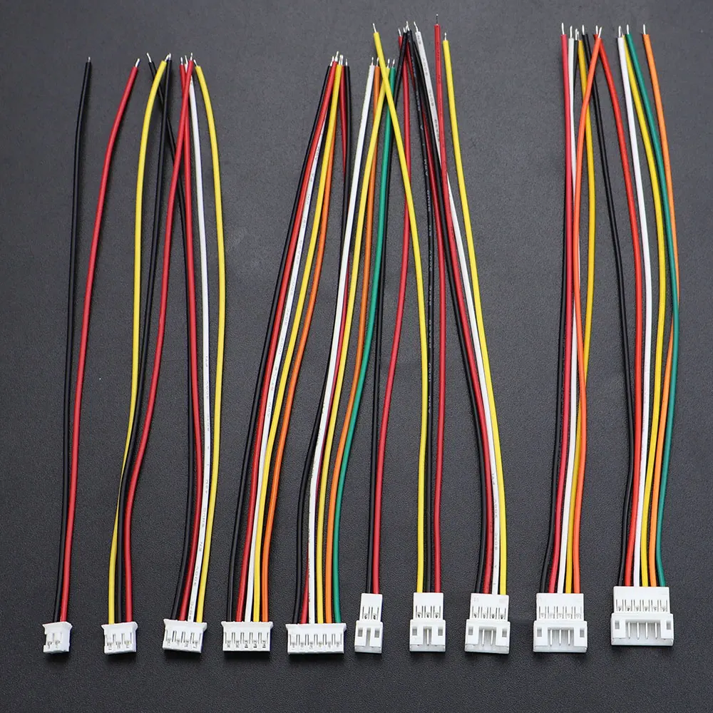 Assortiment de connecteurs PH2.0 et XH2.54 pour drones, présentés en rangée.