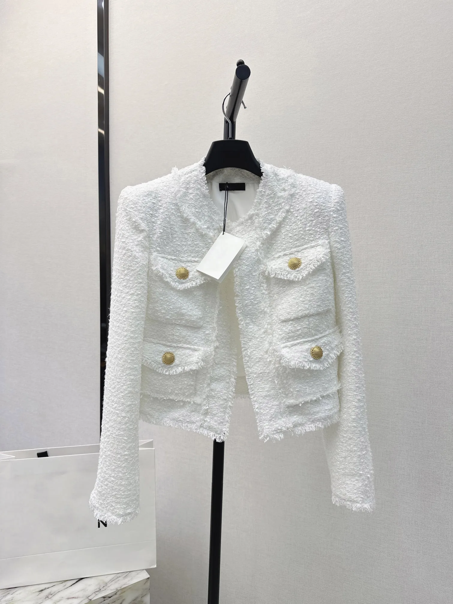 

2023 Women's Clothing Elegant furry edge design gold button short coat 3112