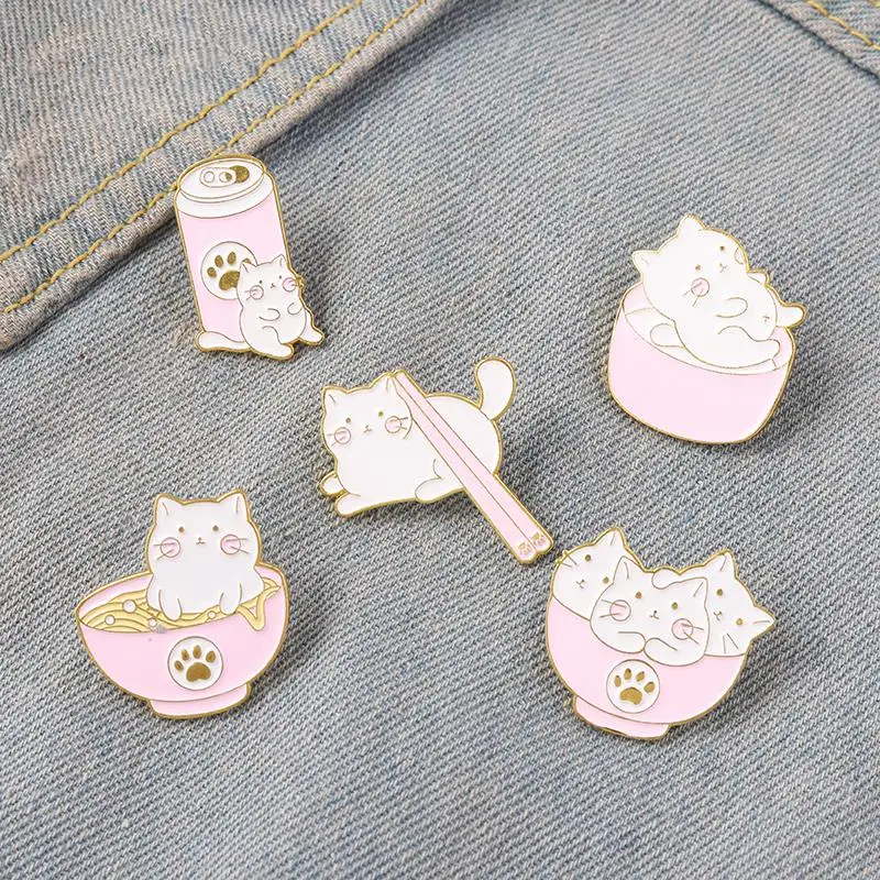 Gatto E Cibo Smalto Pin Pin K Can Bacchette Noodle Bowl Spille Distintivi In Metallo Borsa Vestiti Pin S Up Gioielli Regalo Per Amante Dei Gatti