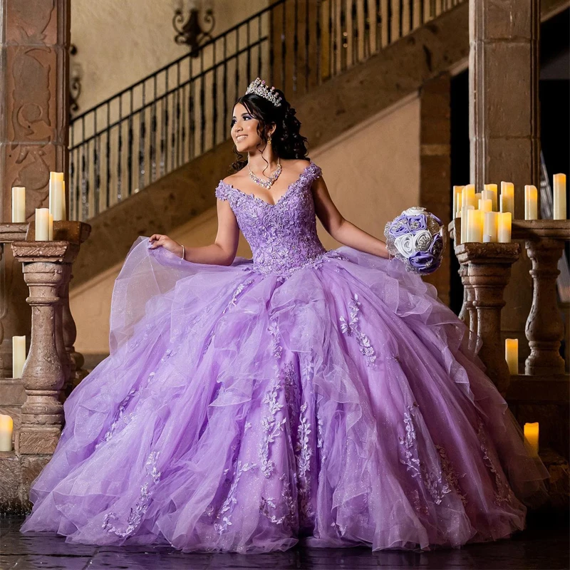 

Lavender V-Neck Ball Gown Quinceanera Dresses Applique 3D Flower Tulle Off the Shoulder Sweet 15 16 Princess Party Gown