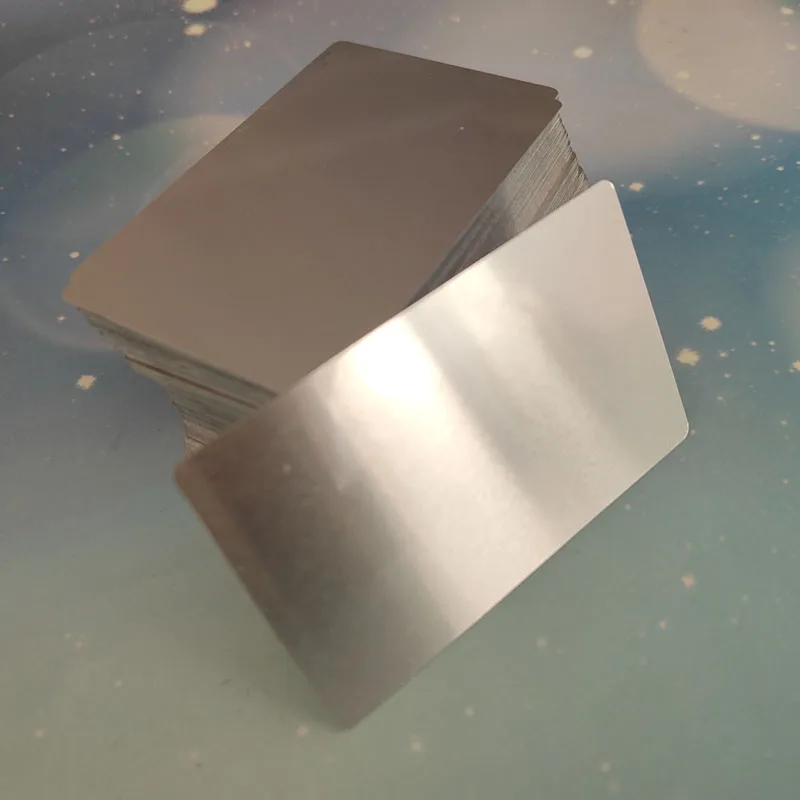 100PCS 휴대용 금속 명함 컬러 마감 알루미늄 빈 레이저 조각 카드 특수 로고 인쇄 사무용품