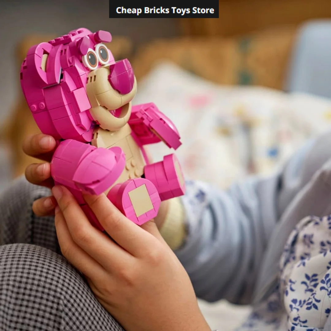 هدايا عيد ميلاد بأرخص الأسعار لعام 2026، متوفرة الآن، 570 قطعة من المكعبات المتوافقة مع شخصيات الأنمي، نموذج دب وردي عصري للعرض، لعبة تركيب للبالغين