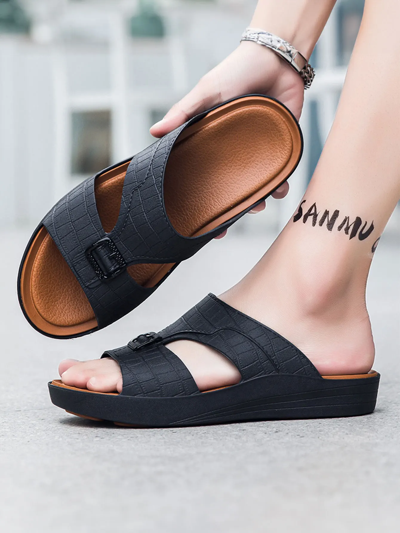 Men's outdoor home slippers men's beach slippers sports and leisure shoes anti slip and wear-resistant leather slippers soft slippers summer slippers anti slip sandals men shoes