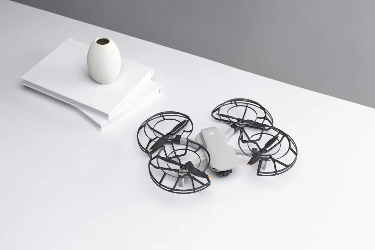 Vue en gros plan du protège-hélice DJI Mini 2 avec ses fixations solides