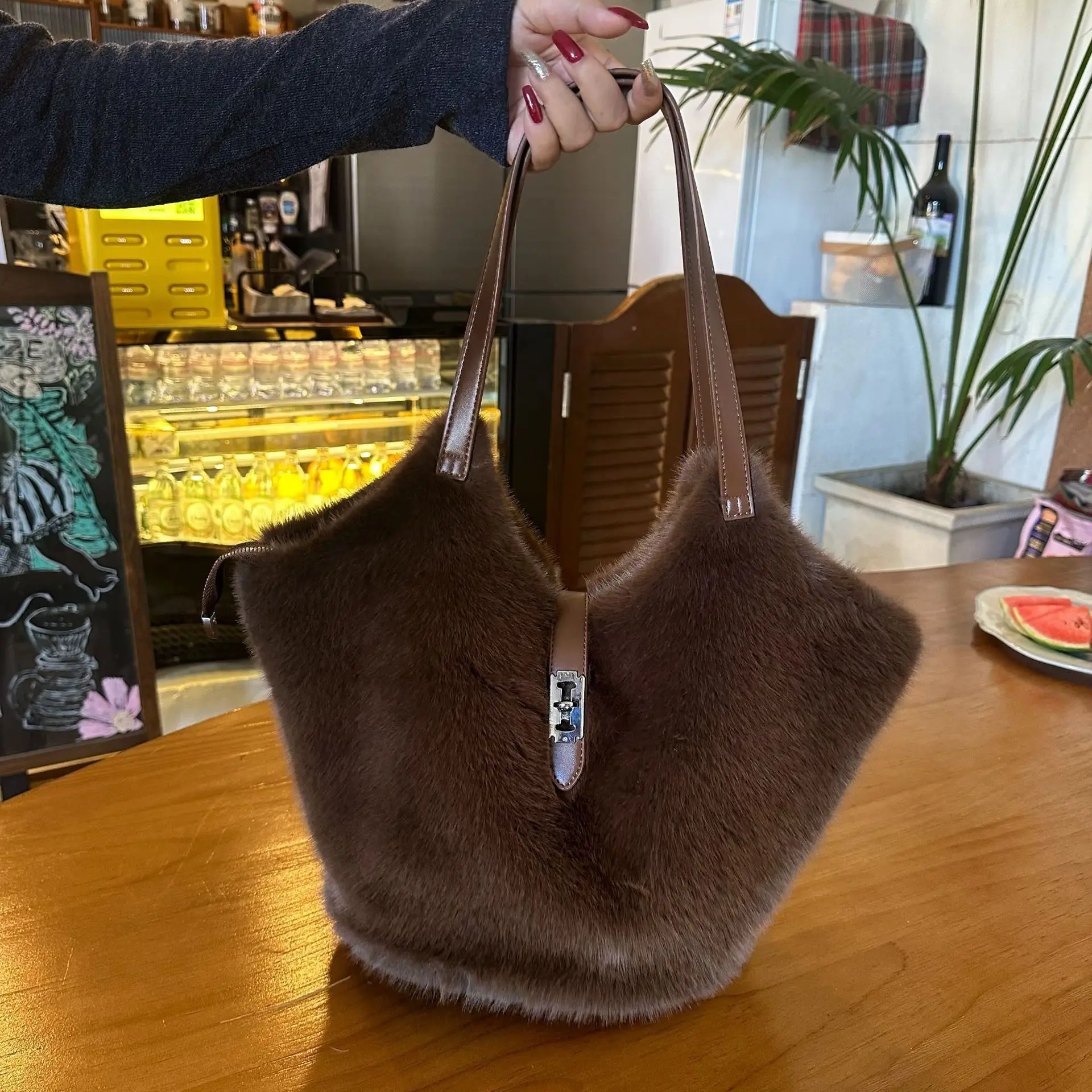 New Plush Handbag for Autumn and Winter 2025 Luxury Soft Half Moon Bag Faux Fur Underarm Bag Cute Lockable Single-shoulder Bag