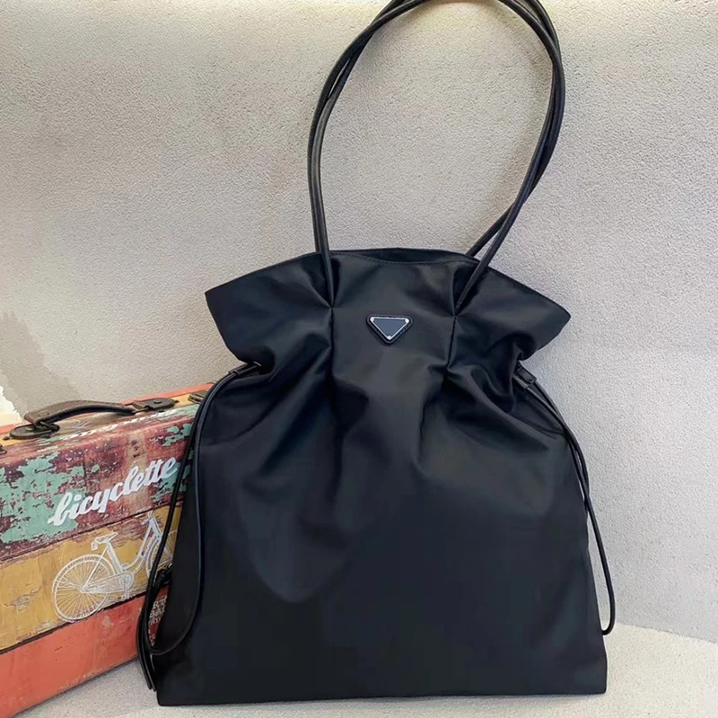 

Preppy Style Large Capacity Cloth Bags For Women Luxury Designer Handbags Purses 2023 New In Nylon Sequined Decoration Shoulder