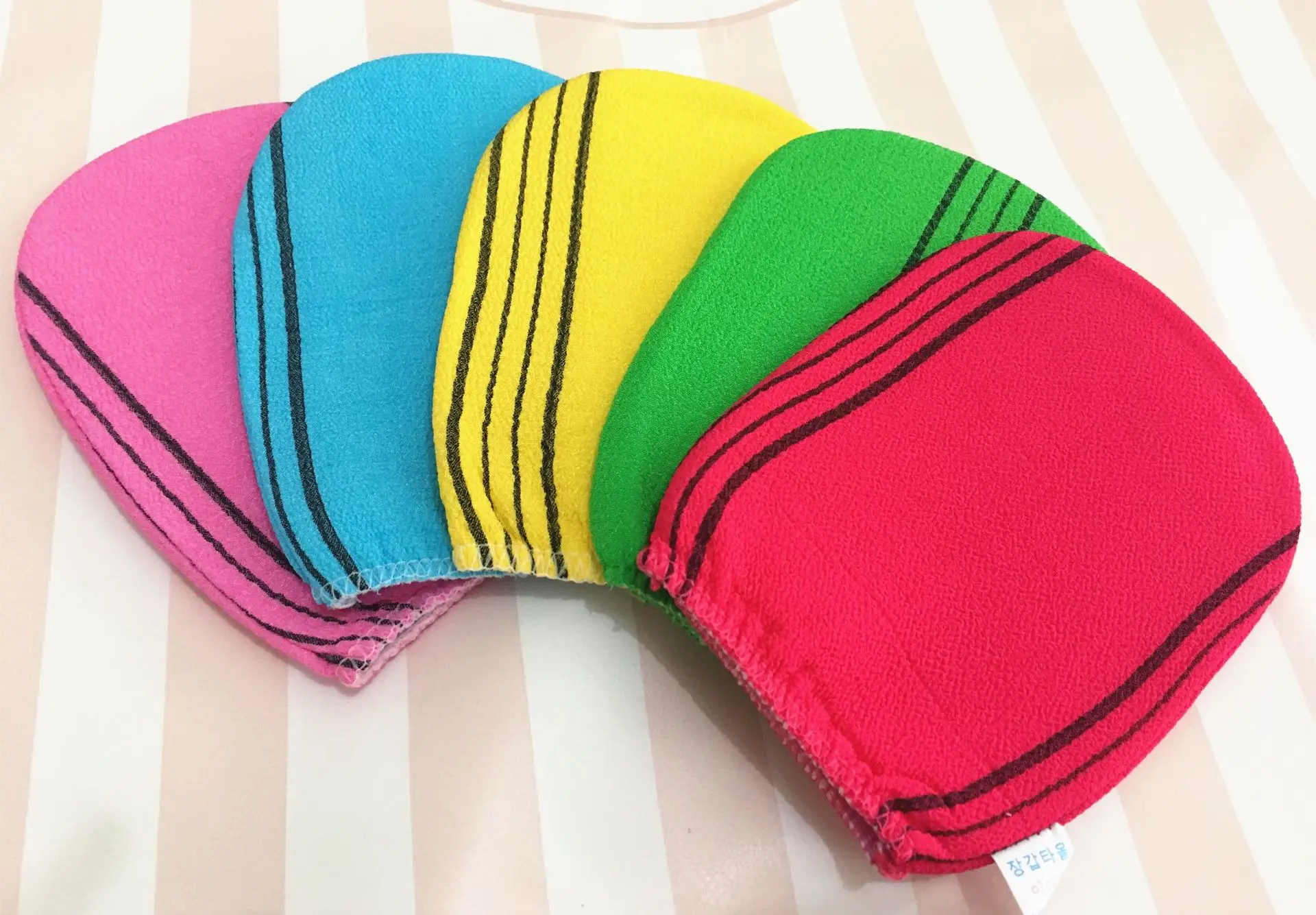 https://ae01.alicdn.com/kf/S378c5b6bb12d43d18449c55041c486e6D/Free-shipping-1-pcs-lot-italy-towel-korea-glove-viscose-scrub-mitt-body-scrub-glove-kessa.jpg