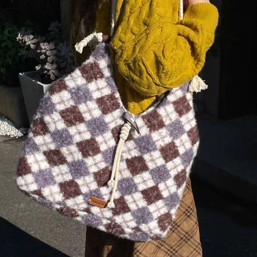 

Retro Diamond Lattice Lamb's Wool Bag Large Capacity Tote Korean Version of Hundred Shoulder Autumn Winner Unique and Beautiful