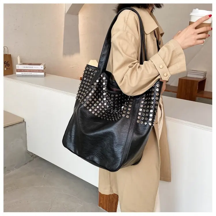 Borsa da viaggio Tote per donna Hobo con tracolla morbida casual da donna di grande capacità di design con rivetti di moda_voghion.com
