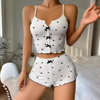 1 ensemble de vêtements de nuit pour femmes, ensemble pyjama en tissu côtelé doux imprimé cœur avec garniture à volants, haut caraco décontracté et ensemble court, vêtements de détente 2