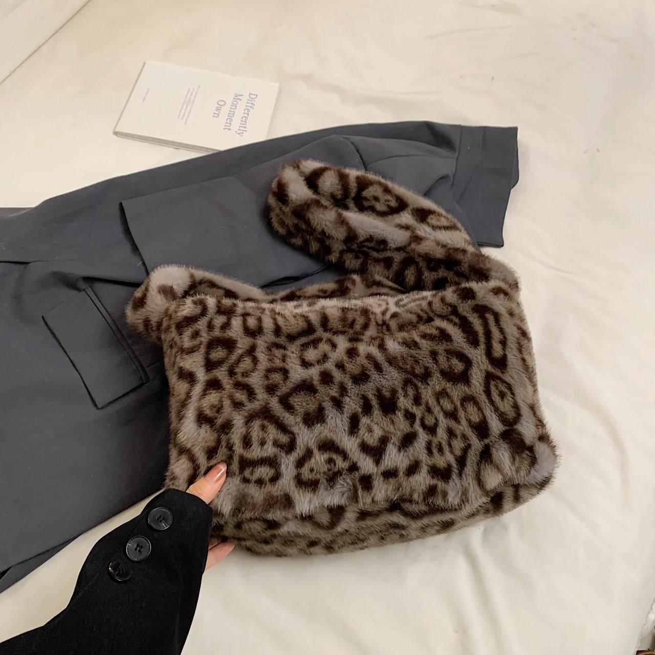 Damen-Schultertasche aus Lammstoff, warm, flauschig, Fell, Handtaschen, große Kapazität, Einkaufstaschen, Mädchen, niedliche Umhängetasche, Schultasche – Detail 9