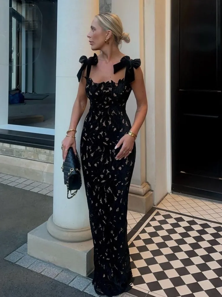 فستان أسود طويل بتفاصيل ورود